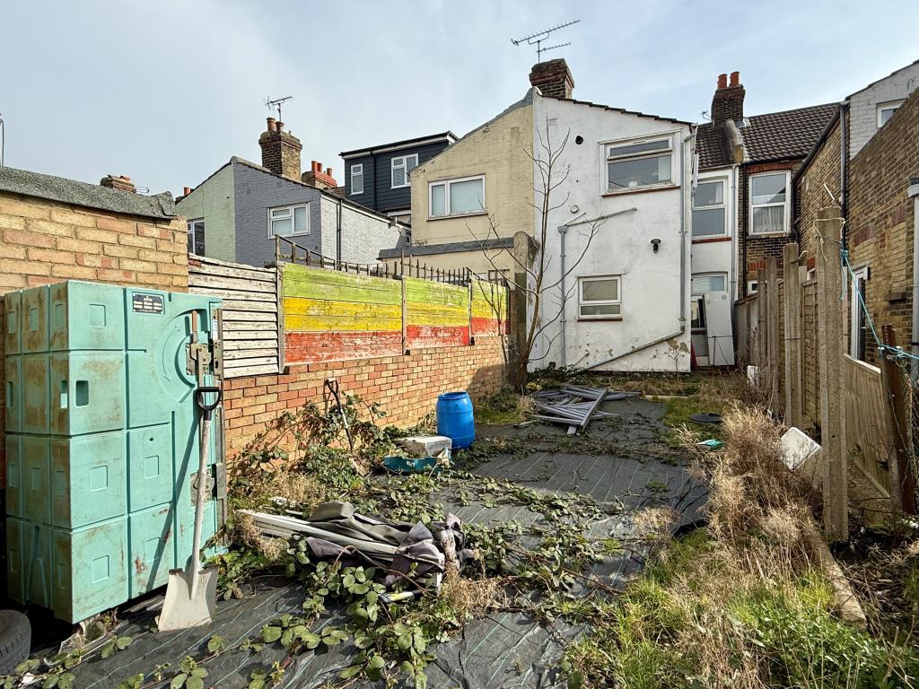 Lot: 107 - VACANT PROPERTY ARRANGED AS TWO FLATS - Garden to rear